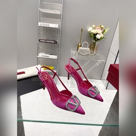Valentino. Новейшая коллекция обуви Valentino VLogo с застежкамиз
