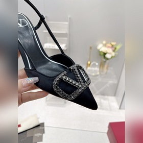 Valentino. Новейшая коллекция туфель с застежкой из стразов из се