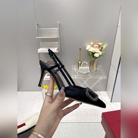 Valentino. Новейшая коллекция туфель с застежкой из стразов из се