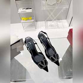 Valentino. Новейшая коллекция туфель с застежкой из стразов из се