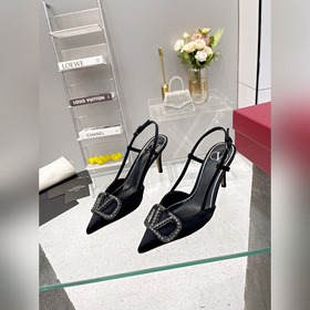 Valentino. Новейшая коллекция туфель с застежкой из стразов из се