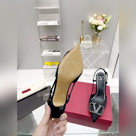 Valentino. Новейшая коллекция туфель с застежкой из стразов из се
