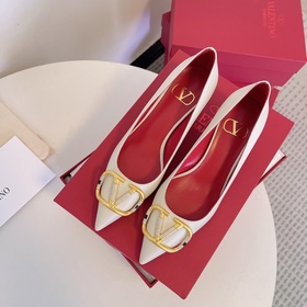 Сандалии Valentino с большой V-образной застежкой и стразами, нов