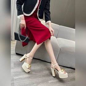 Сандалии VALENTINO имеют лаконичный и элегантный дизайн, удобны в