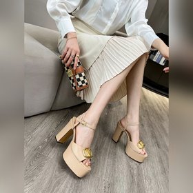 Сандалии VALENTINO имеют лаконичный и элегантный дизайн, удобны в
