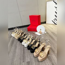 Сандалии VALENTINO имеют лаконичный и элегантный дизайн, удобны в