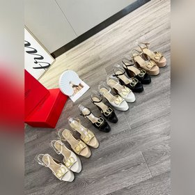 Сандалии VALENTINO имеют лаконичный и элегантный дизайн, удобны в