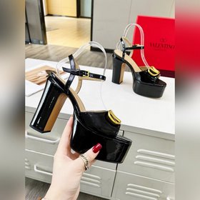 Сандалии VALENTINO имеют лаконичный и элегантный дизайн, удобны в