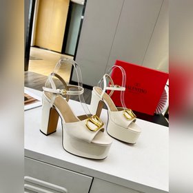 Сандалии VALENTINO имеют лаконичный и элегантный дизайн, удобны в