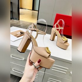 Сандалии VALENTINO имеют лаконичный и элегантный дизайн, удобны в