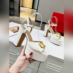 Сандалии VALENTINO имеют лаконичный и элегантный дизайн, удобны в