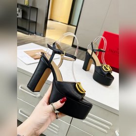 Сандалии VALENTINO имеют лаконичный и элегантный дизайн, удобны в