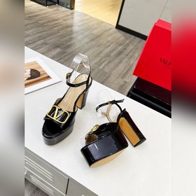 Сандалии VALENTINO имеют лаконичный и элегантный дизайн, удобны в