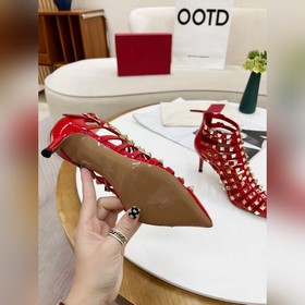 Valentino, высота каблука 8 см, изготовлен из кожи высшего качест