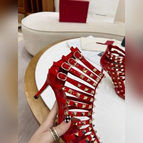 Valentino, высота каблука 8 см, изготовлен из кожи высшего качест