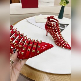 Valentino, высота каблука 8 см, изготовлен из кожи высшего качест