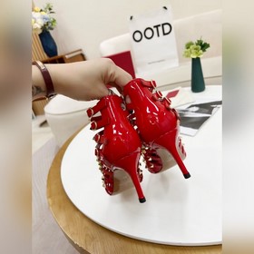 Valentino, высота каблука 8 см, изготовлен из кожи высшего качест