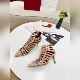 Valentino, высота каблука 8 см, изготовлен из кожи высшего качест