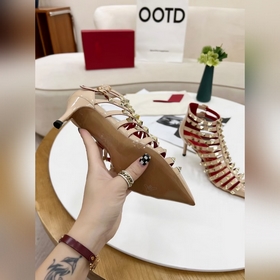 Valentino, высота каблука 8 см, изготовлен из кожи высшего качест
