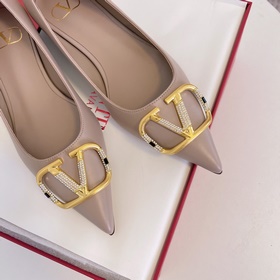 Сандалии Valentino с большой V-образной застежкой и стразами, нов