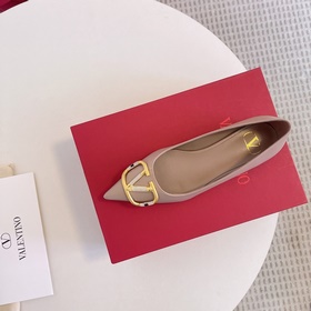 Сандалии Valentino с большой V-образной застежкой и стразами, нов