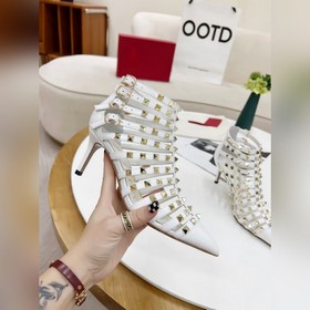 Valentino, высота каблука 8 см, изготовлен из кожи высшего качест