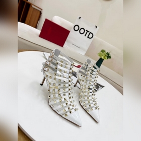 Valentino, высота каблука 8 см, изготовлен из кожи высшего качест