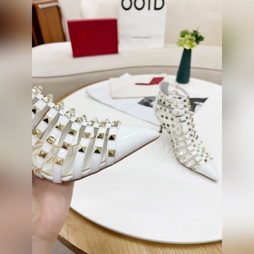 Valentino, высота каблука 8 см, изготовлен из кожи высшего качест