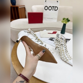 Valentino, высота каблука 8 см, изготовлен из кожи высшего качест