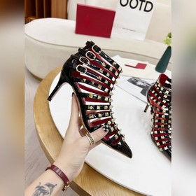 Valentino, высота каблука 8 см, изготовлен из кожи высшего качест