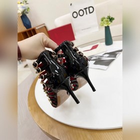 Valentino, высота каблука 8 см, изготовлен из кожи высшего качест