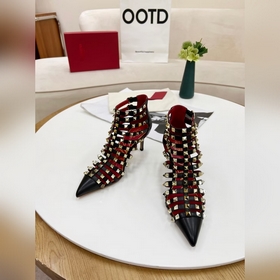 Valentino, высота каблука 8 см, изготовлен из кожи высшего качест