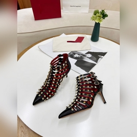 Valentino, высота каблука 8 см, изготовлен из кожи высшего качест