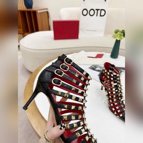 Valentino, высота каблука 8 см, изготовлен из кожи высшего качест
