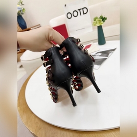 Valentino, высота каблука 8 см, изготовлен из кожи высшего качест