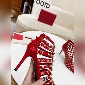 Valentino, высота каблука 8 см, изготовлен из кожи высшего качест