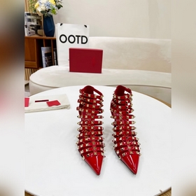 Valentino, высота каблука 8 см, изготовлен из кожи высшего качест