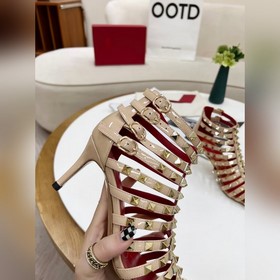 Valentino, высота каблука 8 см, изготовлен из кожи высшего качест