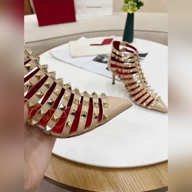 Valentino, высота каблука 8 см, изготовлен из кожи высшего качест