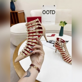 Valentino, высота каблука 8 см, изготовлен из кожи высшего качест