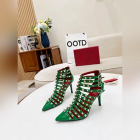Valentino, высота каблука 8 см, изготовлен из кожи высшего качест