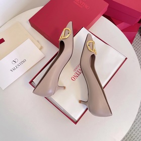 Сандалии Valentino с большой V-образной пряжкой и стразами, новей