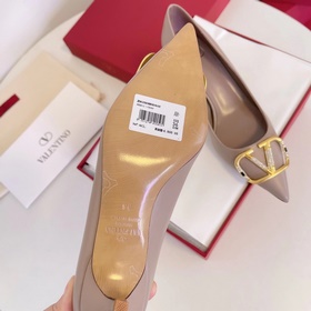 Сандалии Valentino с большой V-образной пряжкой и стразами, новей