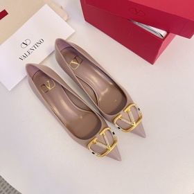 Сандалии Valentino с большой V-образной пряжкой и стразами, новей