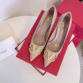 Сандалии Valentino с большой V-образной застежкой и стразами, нов