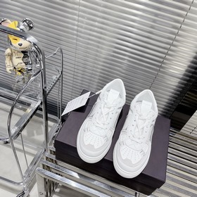 Сникерсы Valentino ONE STUD из телячьей кожи с ремешками. Мягкие
