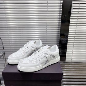 Сникерсы Valentino ONE STUD из телячьей кожи с ремешками. Мягкие 