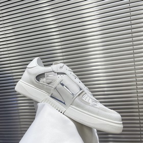 Сникерсы Valentino ONE STUD из телячьей кожи с ремешками. Мягкие 