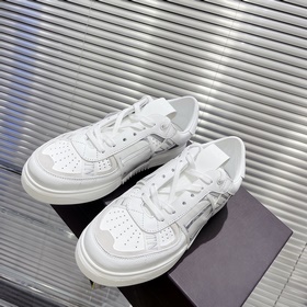 Сникерсы Valentino ONE STUD из телячьей кожи с ремешками. Мягкие 