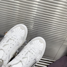 Сникерсы Valentino ONE STUD из телячьей кожи с ремешками. Мягкие 